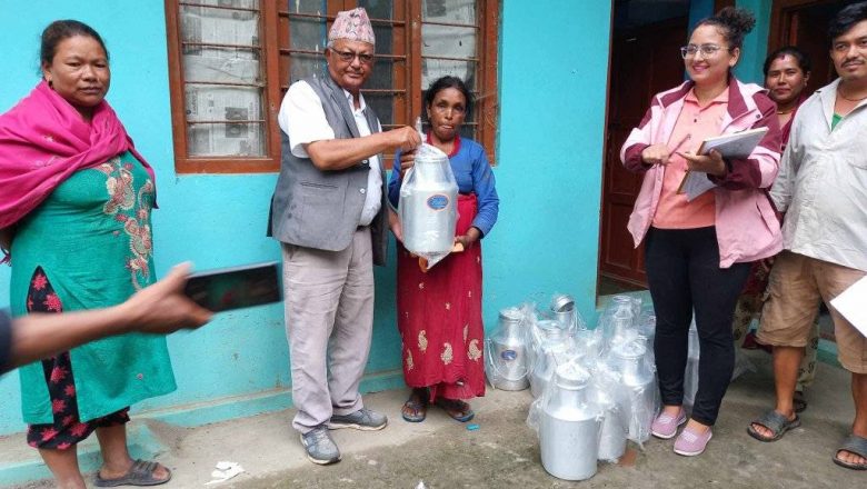 किसानलाई प्रोत्साहन गर्न दुध बोक्ने क्यान वितरण
