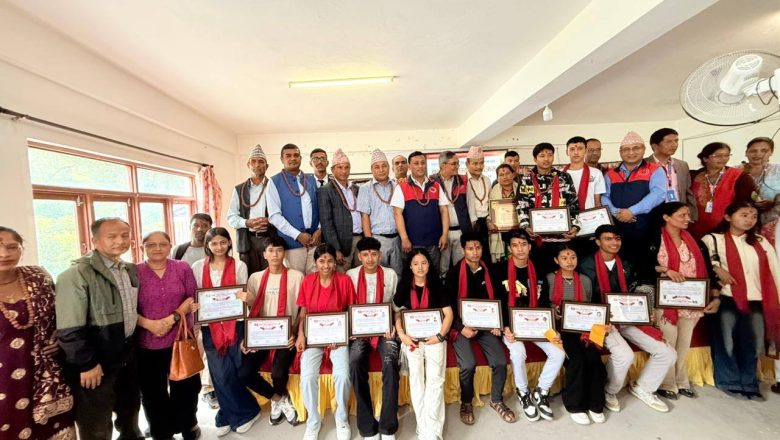 सिन्धुपाल्चोकका एसइइमा उत्कृष्ट नतिजा हासिल गर्ने विद्यार्थीलाई शिक्षक संगठनद्वारा सम्मान