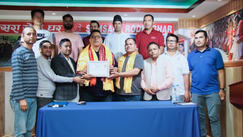 सांगितिक प्रस्तुति दिन कतार पुगेका दोहोरी गायक पन्थी गुल्मी सेवा समाजद्वारा सम्मानित