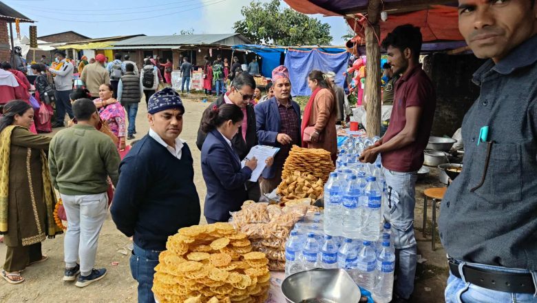 गैराती मेला, मनोकामना पूरा हुने विश्वासका साथ श्रद्धालु सहभागी अनुगमनका क्रममा आखाद्य मिठाइ नष्ट