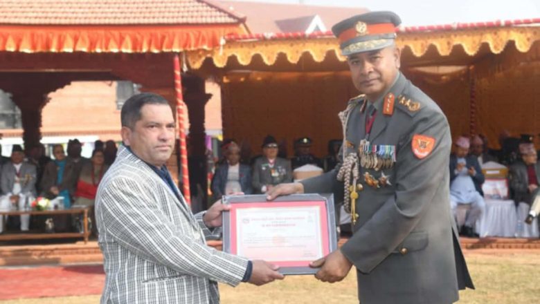 वरिष्ठ पत्रकार देवकोटालाई सशस्त्र प्रहरी महानिरीक्षक प्रशम्सा सम्मान