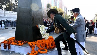 राष्ट्रपति पौडेल, प्रधानमन्त्री कार्की र विशिष्ट पदाधिकारीद्वारा पुष्पगुच्छा अर्पण