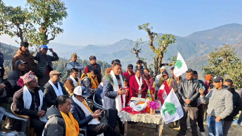हेलम्बु–२ ठुलोचौरमा कांग्रेस उम्मेदवार बंशलाल तामाङको मतदाता भेटघाट