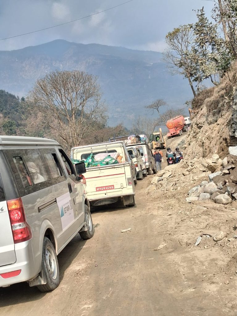 बाह्रबिसे-तातोपानी सड्क अन्तर्गत सिरिसेमा सडक मर्मतका कारण सवारी साधन जाम हुँदा यात्रु र स्थानीयलाई सास्ती