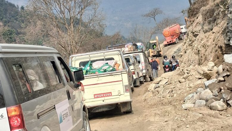 बाह्रबिसे-तातोपानी सड्क अन्तर्गत सिरिसेमा सडक मर्मतका कारण सवारी साधन जाम हुँदा यात्रु र स्थानीयलाई सास्ती