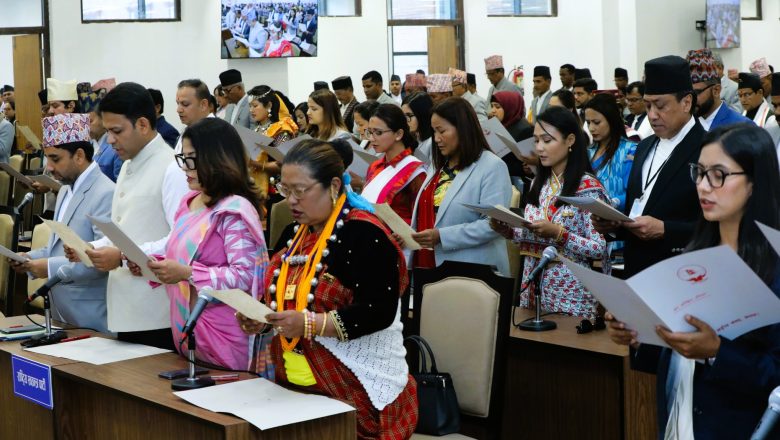 ज्येष्ठ सदस्य केसीद्वारा नवनिर्वाचित प्रतिनिधिसभा सदस्यलाई शपथ