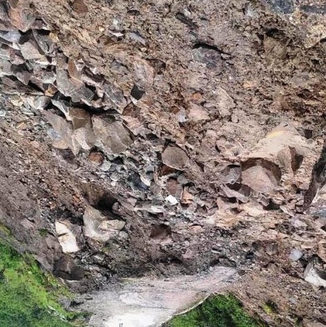 कोदारी राजमार्गमा पहीरो सडक आबतजबावत बन्द