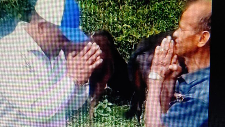 गोरुपालकलाइ सम्मान गर्दै बाह्र्बिसे नगरका प्रमुख बालकृष्ण बस्नेत