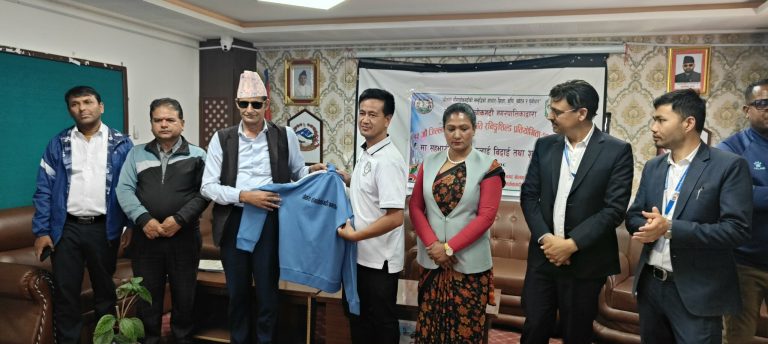 नगरका खेलाडीहरुलाइ चौसागढीको पोशाक सहीचत शुभकामना