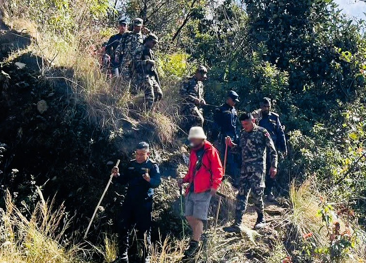 गोसाईकुण्ड फर्किने क्रममा खोँचमा फसेका युवकको सकुशल उद्दार