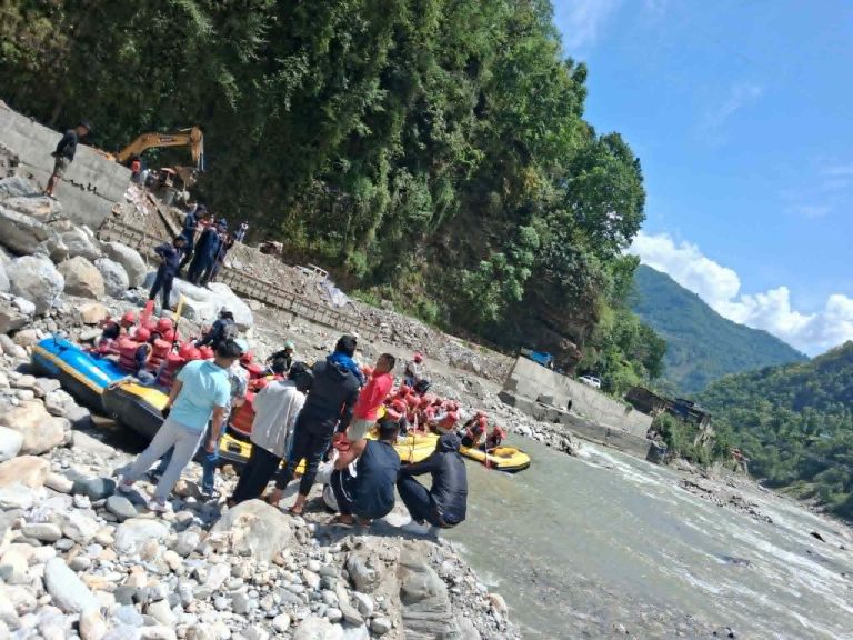 फरक शैलीमा नदी बाटै खबरदारी: कालिका हाइड्रोपावर विरुद्ध र्याफ्टिङ प्रदर्शन