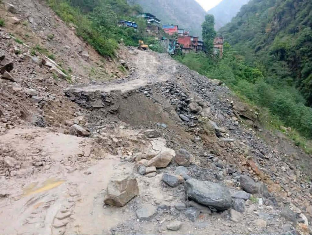 बाह्रबिसे–तातोपानी सडक खण्ड वर्षा अघि नै बिग्रियो, यात्रुलाई सास्ती