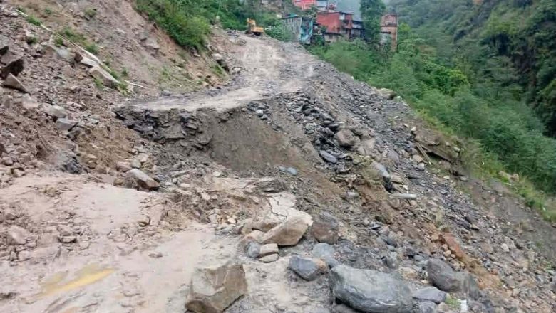 बाह्रबिसे–तातोपानी सडक खण्ड वर्षा अघि नै बिग्रियो, यात्रुलाई सास्ती