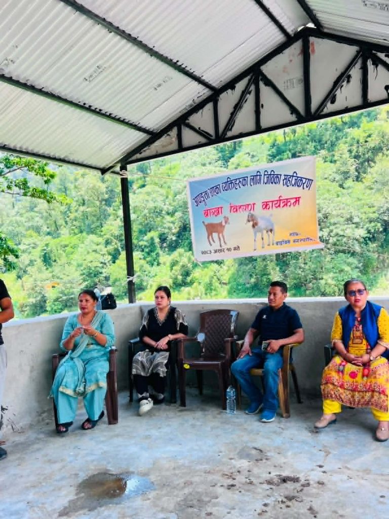 बाह्र्बिसेका ४० अपाङ्गलाइ बाख्रा बितरण