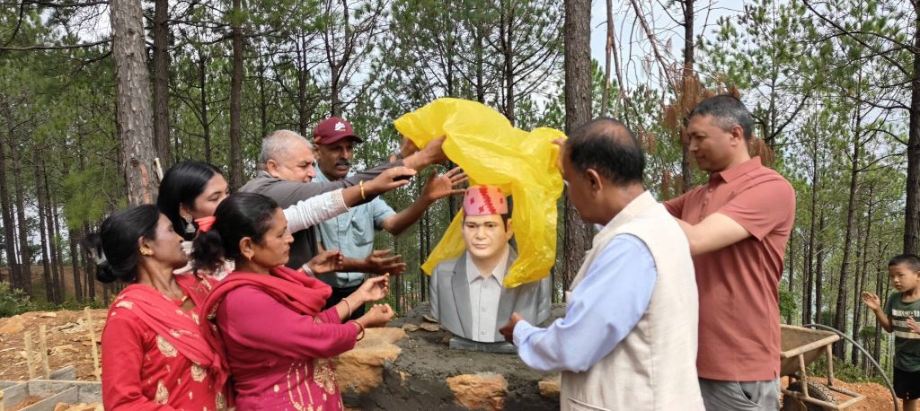 अग्रज व्यक्तित्वहरू सिन अग्रज व्यक्तित्वहरूको सम्मान स्वरुप स्व.लालबहादुर खातीकोसालिक अनावरणको सम्मानमा चौतारा–१४ मा सालिक अनावरण