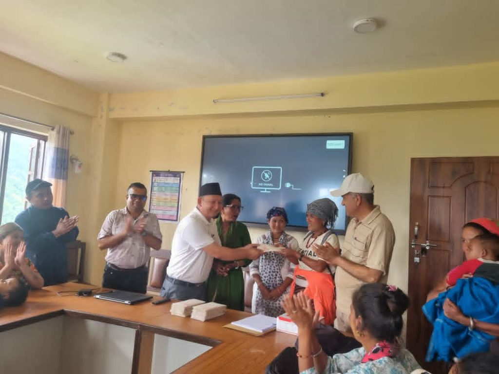 गरिब तथा विपन्न सुनौला १००० दिनका आमालाई पोषण सुधारका लागि पाँचपोखरी थाङ्पाल गाउँपालिकाद्वारा आर्थिक सहयोग