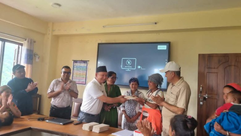 गरिब तथा विपन्न सुनौला १००० दिनका आमालाई पोषण सुधारका लागि पाँचपोखरी थाङ्पाल गाउँपालिकाद्वारा आर्थिक सहयोग