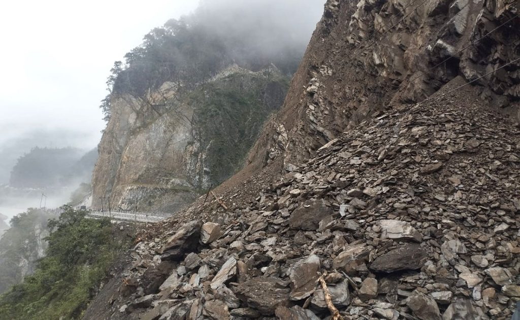 पहिरो र बाढीका कारण देशका विभिन्न राजमार्ग अवरुद्ध