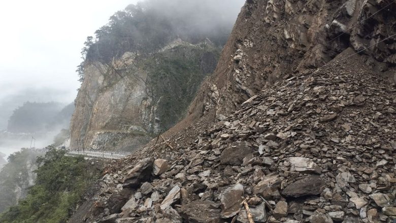 पहिरो र बाढीका कारण देशका विभिन्न राजमार्ग अवरुद्ध
