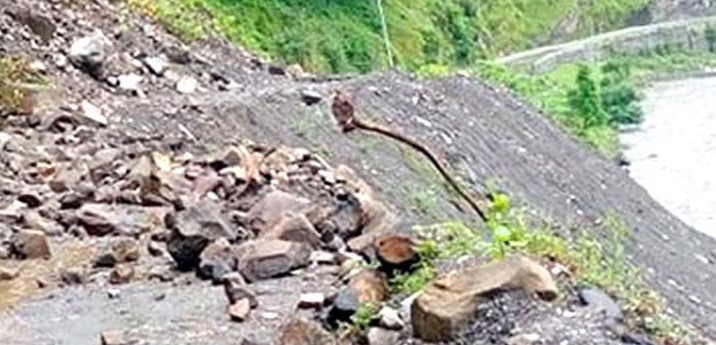 वर्षाले विभिन्न राजमार्ग अवरुद्ध, यात्रामा सतर्कता अपनाउन आग्रह