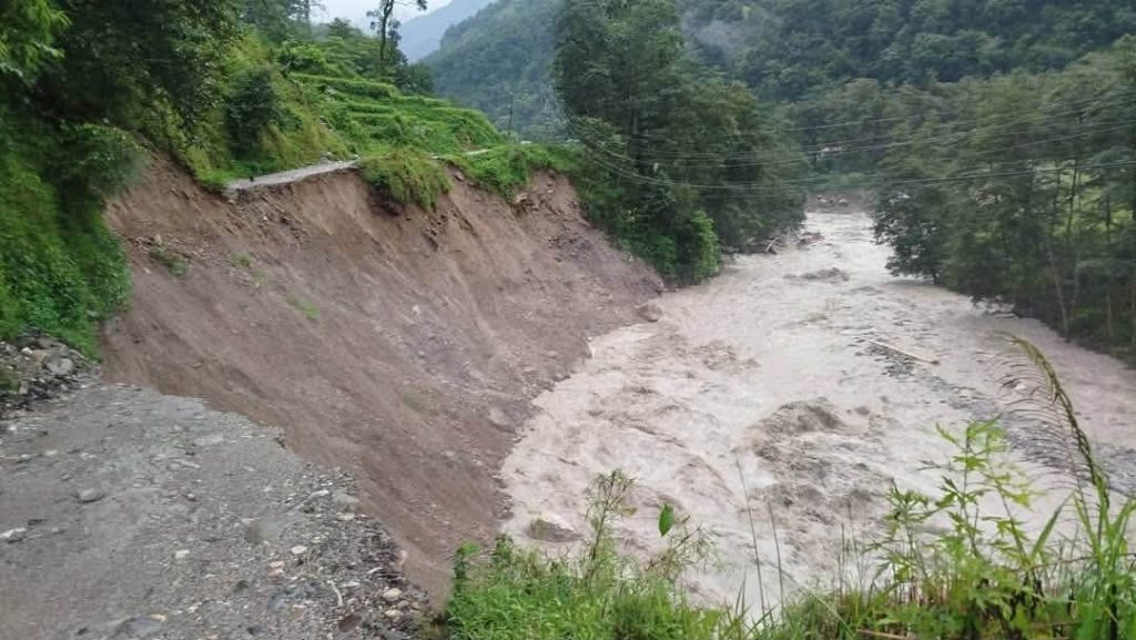 सेनाको सहयोगमा बाढीले बगाएको वीरेठाँटी–घान्द्रुक सडक पुनर्निर्माण गरिँदै