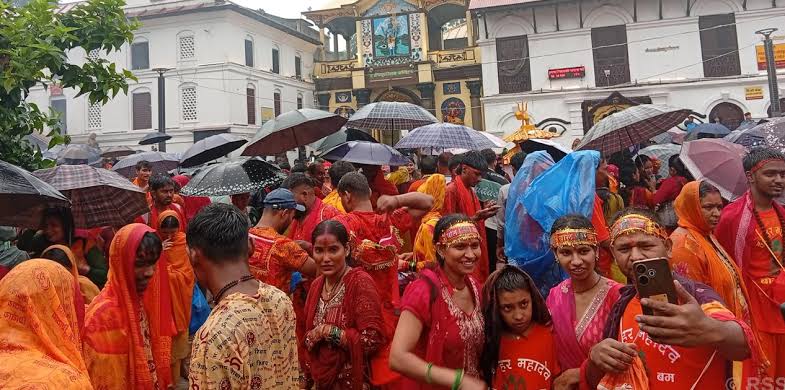 पशुपतिनाथमा दर्शनार्थीको ओइरो