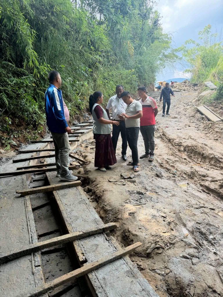 सडक निर्माणको गुणस्तरीय काम गर्न उप–प्रमुख थापाको निर्देशन