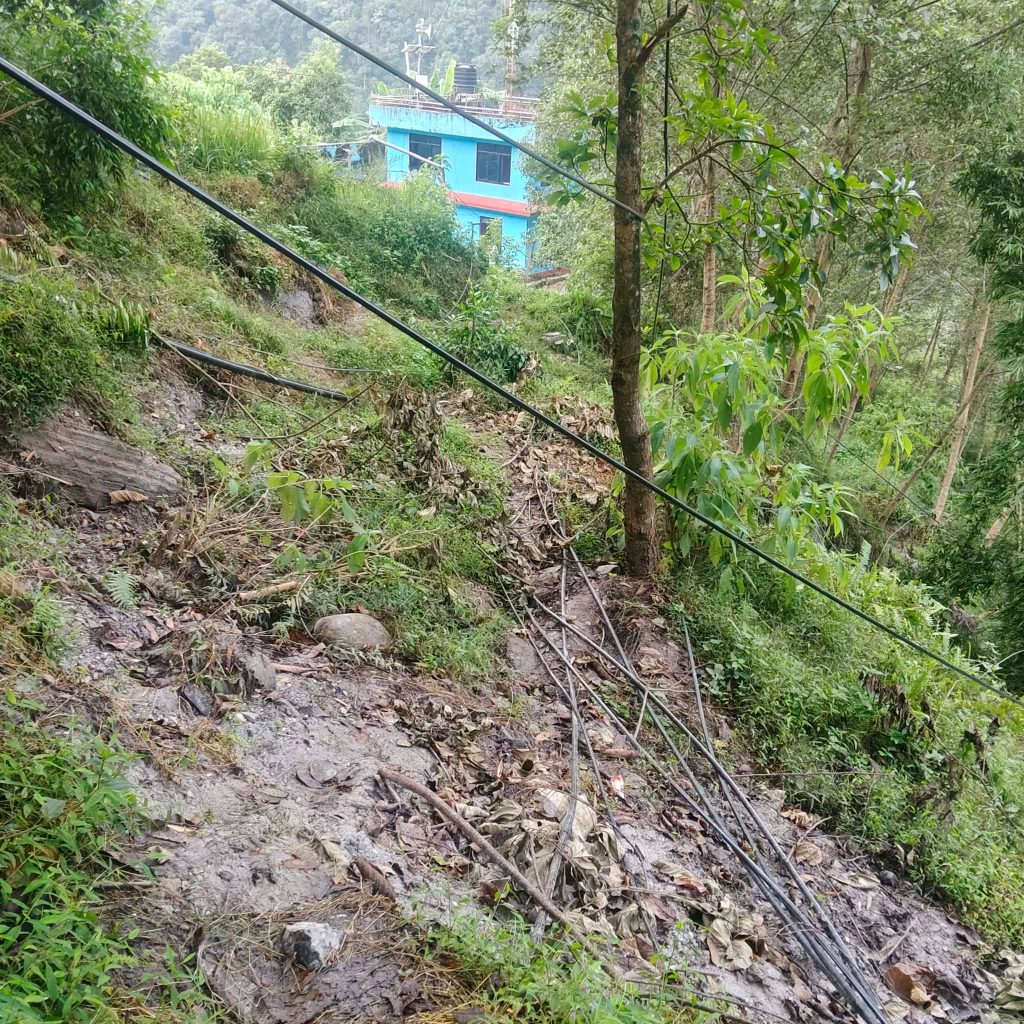 पहिरोको जोखिममा बाह्रबिसे खानेपानी कार्यलय तथा मानबीय बस्ती