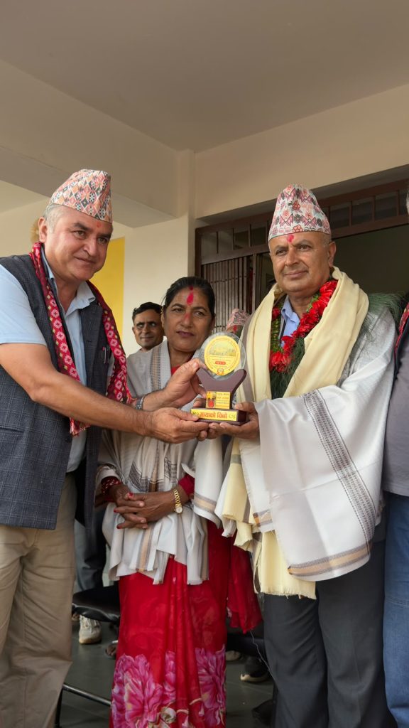 श्री डडुवा भवानीशङ्करमाबीद्धारा बाजागाजा सहीत वद्रीनेपालको शिक्षकबाट बिदाइ